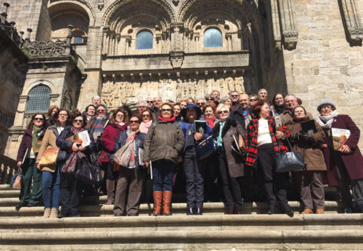 Os maiores participantes no curso da Universidade de Santiago visitan o Arquivo da Catedral Compostelá